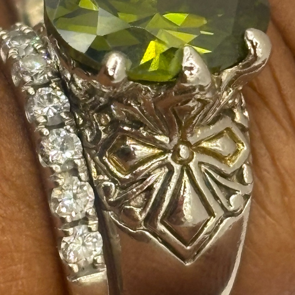 Peridot Gemstone Silver Ring - Picture 4 of 9